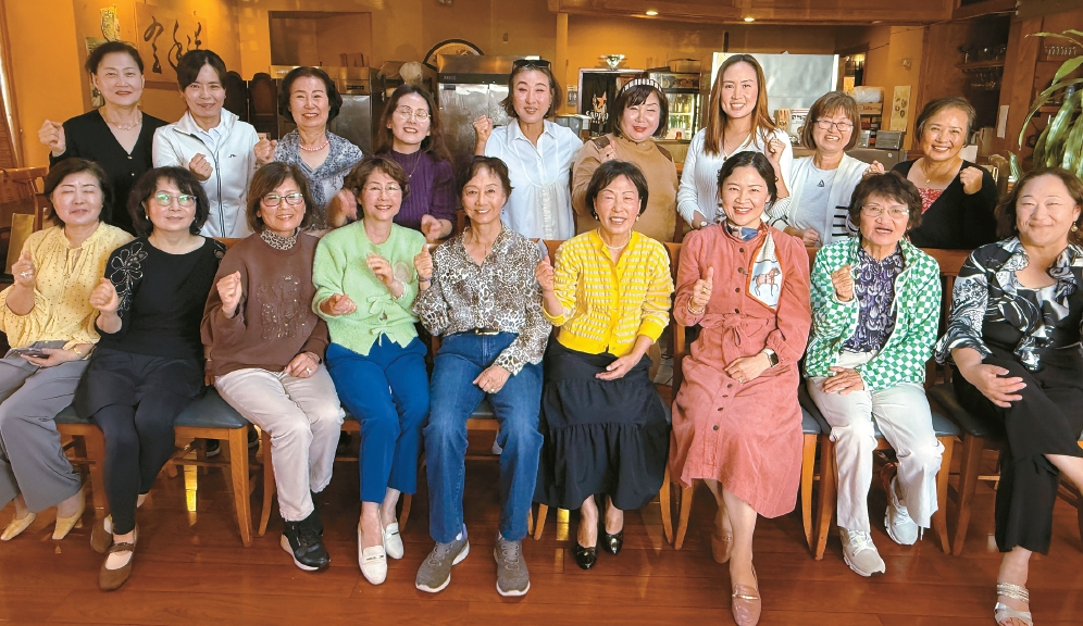 GCF-SD 회원들이 월례회에서 기념촬영을 했다. 앞줄 왼쪽 세 번째부터 김정아 서부지역 회장, 모경진 SD 부회장, 한 사람 건너 김오식 SD 회장, 임재정 SD 부회장.