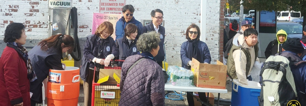 한국외대 G-CEO 뉴욕총원우회(회장 이시화)는 지난 7일 파슨스&노던불러바드 주유소 인근에서 소외된 노숙자들을 위해 식사를 제공하는 사랑나눔봉사를 진행했다. 행사 이후에는 내달 11일 열리는 ‘총원우회의 밤 - 장학금 수여’를 위한 가이드라인 등을 논의했다.  [한국외대 G-CEO 뉴욕총원우회]