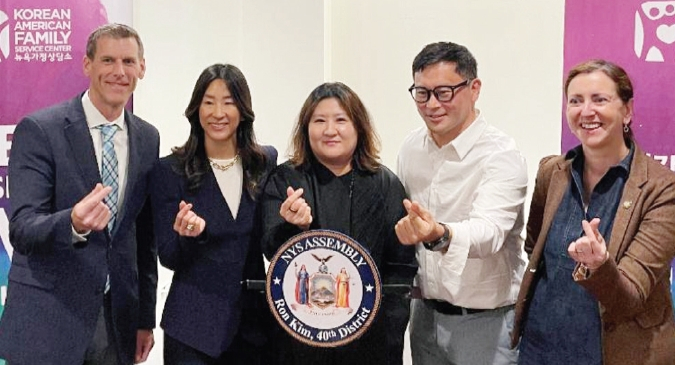 뉴욕주하원 아태계태스크포스 의장인 그레이스 이 의원과 론 김, 닐리 로직, 에드워드 브라운스타인 의원 등이 뉴욕한인가정상담소(KAFSC)에서 기금 전달 후 기념촬영을 하고 있다. 이번에 가정상담소에는 64만8000달러, 민권센터에는 52만9200달러가 배정돼 총 117만 달러 규모의 예산이 지원됐다. [론 김 의원실]