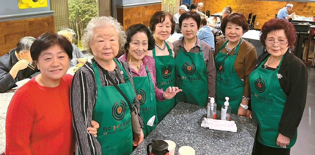 미주3·1여성동지회의 (왼쪽부터)김은주, 박순희 재무담당, 주영희, 김영오 총무, 헬렌 김 회장, 그레이스 송, 백지영 부회장.