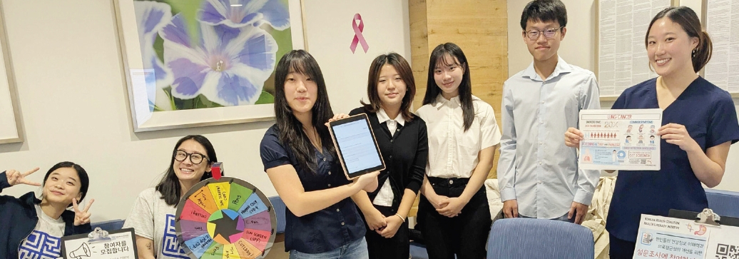 민권센터는 지난 9일 뉴욕한인의사협회와 대뉴욕한인간호협회가 주최한 2025 건강 박람회에 참여해 한인건강연맹(Health Coalition)과 함께 건강정보 이해력 증진 캠페인을 펼쳤다. 참여 단체들은 한인 커뮤니티의 의료 접근성과 건강 지식 향상을 위해 폐암 조기 검진 안내, 건강 상담, 자료 배포 등을 진행했다.  [민권센터]
