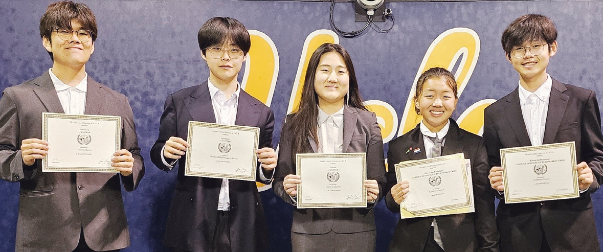 UCLA에서 열린 제33회 ‘브루인 모의유엔’ 대회에서 KAC 참가자 5명이 상을 받았다. 수사상자들이 기념 촬영을 했다. [KAC 제공]
