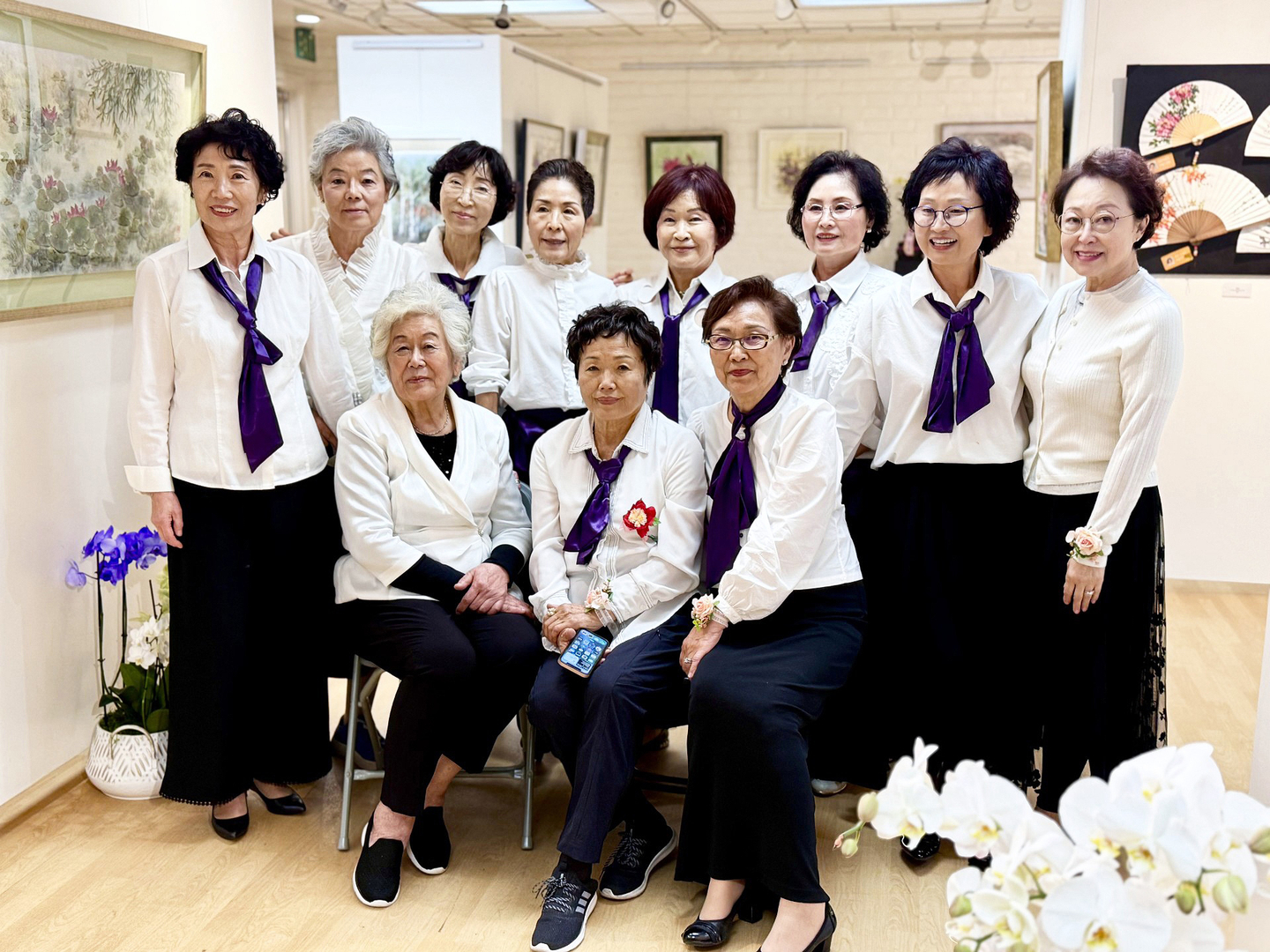 시화집 출간 기념 전시회 리셉션에 참석한 묵림 사랑방 회원들. 앞줄 맨 왼쪽이 박양자 회장. [묵림 사랑방 제공]