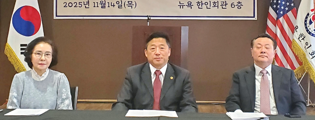 13일 맨해튼 뉴욕한인회관에서 무안 제주항공 참사 관련 기자회견을 개최한 뉴욕한인회 임원진들. 왼쪽부터 음갑선 수석부회장 내정자, 이명석 회장, 김동민 고문변호사.  [사진 뉴욕한인회]