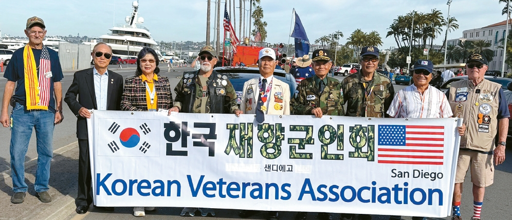 SD재향군인회가 지난 11일 '재향군인의 날 퍼레이드'에 참여했다. 왼쪽 두 번째 김일진 SD한인회 상임고문, 두 사람 건너 참전용사 조정섭, 조주호 목사, 한 사람 건너 백황기 회장. [SD재향군인회 제공]