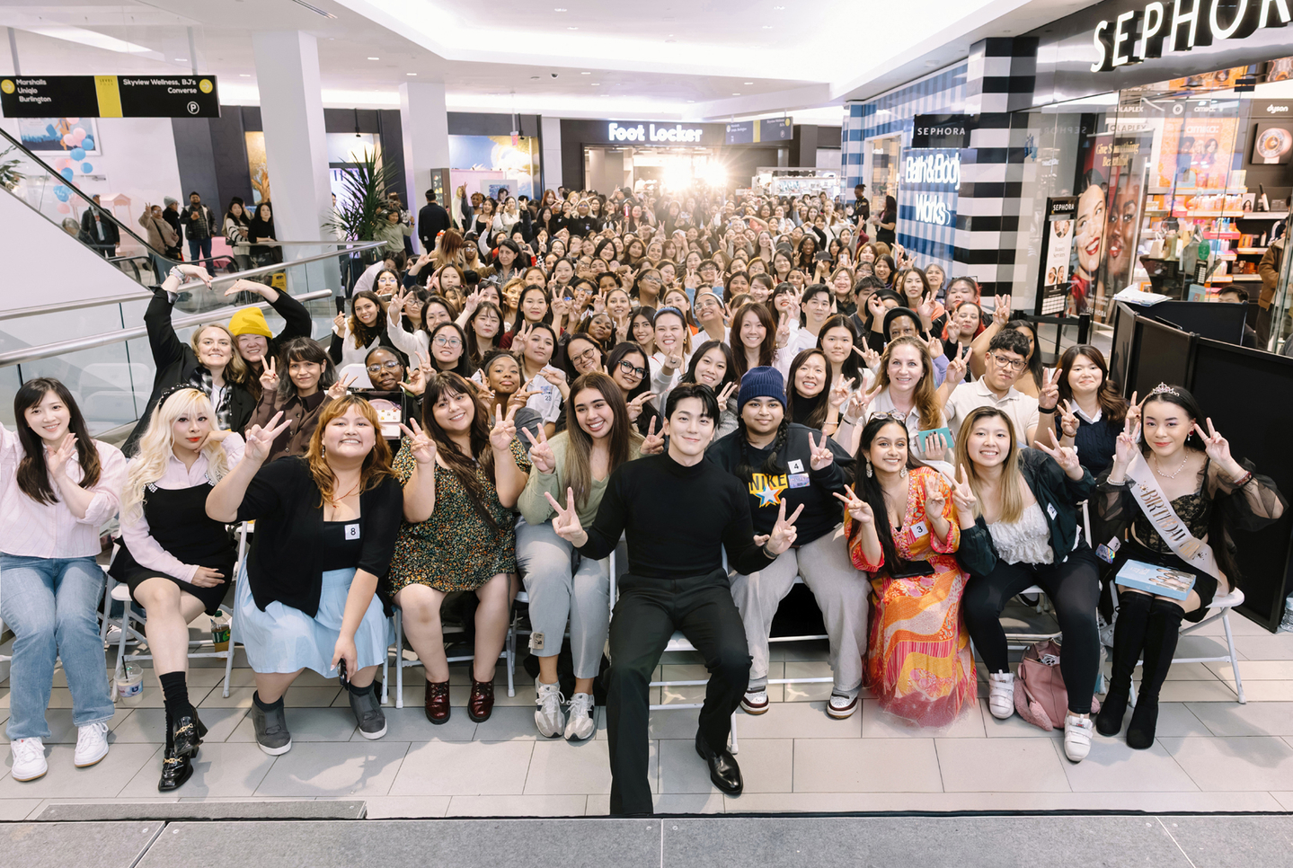 K-팝 스타 배우 김민규(앞줄 가운데)가 스카이뷰 몰에서 열린 '싱글즈 데이' 행사에서 팬들과 자리를 함께했다. [사진 스카이뷰 몰] 