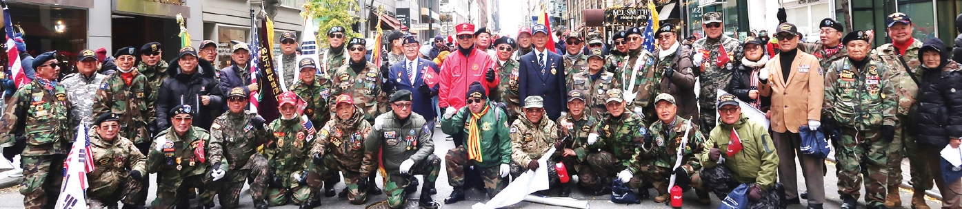 뉴욕베트남참전유공자전우회는 지난 11일 2025년 베테란스데이 퍼레이드에 재향군인회 미북동부지회, 재미해병대전우회 동부연합회, 뉴욕해병대전우회 등과 함께 참여해 대한민국의 평화와 통일을 기원했다. 이날 퍼레이드는 눈발이 날리는 강추위 속에서도 280여 단체, 2만여명이 5애비뉴 구간을 행진했다.  [뉴욕베트남참전유공자회]