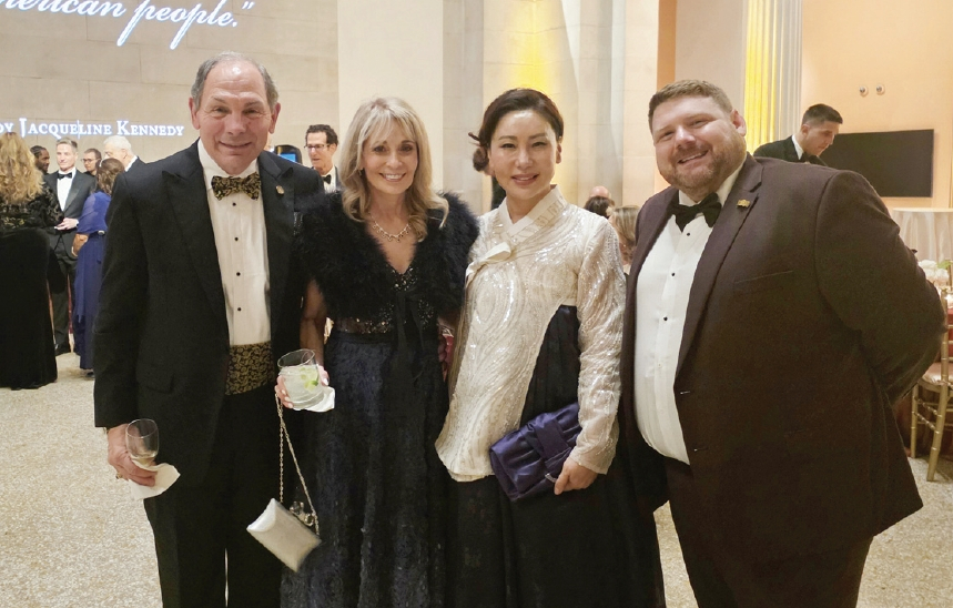 김민선 민주당 전국위원 겸 미주한인이민사박물관장은 지난 8일 메트로폴리탄뮤지엄에서 열린 백악관 역사위원회 갈라에 첫 참석해 자문위원으로서의 공식 일정을 시작했다. 이날 행사에서는 위촉식을 겸한 상견례가 진행됐으며, 이후 12일자로 공식 웹사이트에 자문위원 명단과 사진이 등재되면서 김 관장의 활동도 공식화됐다.  [리즈마재단]