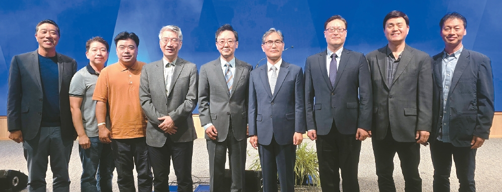 샌디에이고 교역자협의회는 18일 총회에서 한빛교회 이병희 목사를 만장일치로 신임회장에 선출했다. 왼쪽부터 강용훈 목사(한인연합장로교회, 자문), 양 사무엘 목사(새하늘교회, 부회계), 이요한 목사(주사랑교회, 회계), 안광진 목사(소망교회, 서기), 이병희 목사(한빛교회, 회장), 김용태 목사(SD영락교회, 전회장/감사), 이준희 목사(새소망교회, 부회장), 안정현 목사(SD베델교회, 전 총무), 강사무엘 목사(주사랑교회, 전 서기).