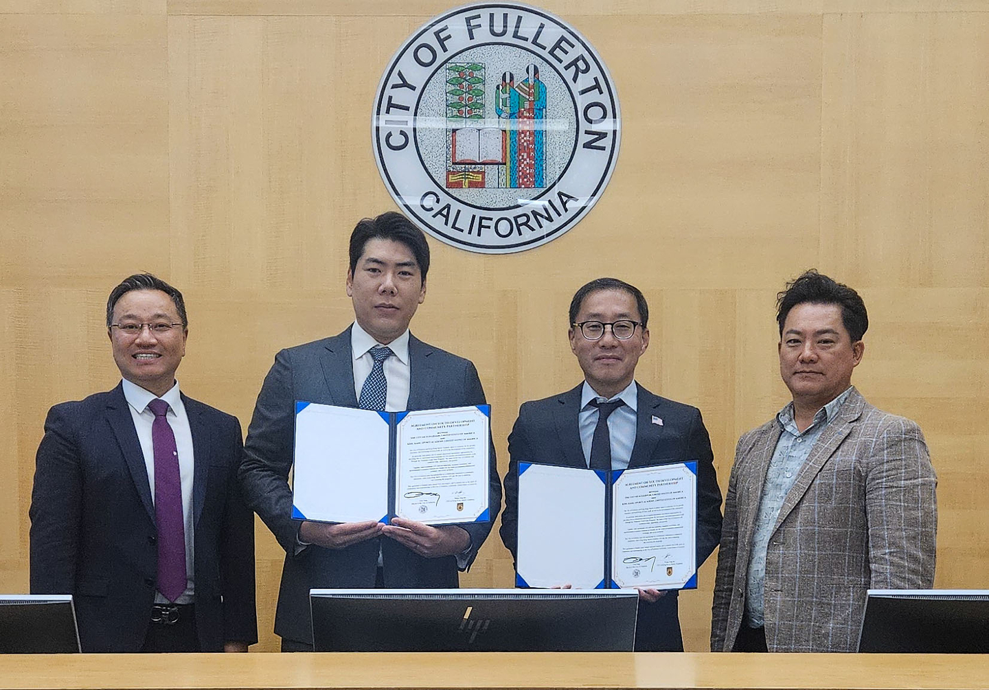 지난 13일 풀러턴 시청에서 프레드 정(오른쪽에서 두 번째) 시장과 강정호(정 시장 왼쪽) 킹캉베이스볼아카데미 원장이 서명을 마친 업무협약서를 보여주고 있다. 맨 왼쪽은 킹캉베이스볼아카데미 김희철 학장, 오른쪽 끝은 남종문 최고재무책임자.  [풀러턴 시장실 제공]