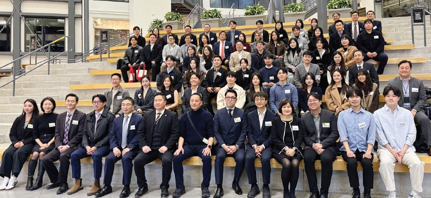 주뉴욕총영사관은 KCS 한인봉사센터와 함께 지난 14일 뉴저지 잉글우드 삼성전자 사옥에서 ‘2025년 차세대 동포 리더 포럼’을 개최했다. 차세대 리더와 자원봉사자 및 국비유학생 등 70여명이 행사에 참여해 소통과 교류의 시간을 가졌다.  [주뉴욕총영사관]