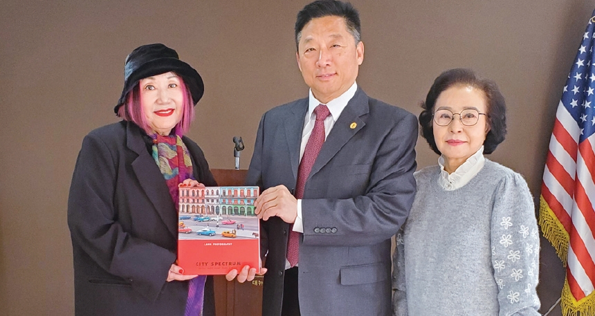 1981년부터 15년간 뉴욕에서 생활한 뒤 한국으로 돌아가 사진작가로 활동해 온 제이 안 씨가, 지난 5일부터 16일까지 퀸즈 칼리지포인트의 갈라 아트센터에서 열린 개인전을 마치고 뉴욕한인회를 방문했다. 사진은 제이 안 씨가 이명석 회장에게 사진집을 전달하는 모습이다. 제이 안 씨는 내년 봄 뉴욕한인회관에서 개인전을 열 계획이라고 밝혔다. 오른쪽은 음갑선 수석부회장.  [뉴욕한인회]