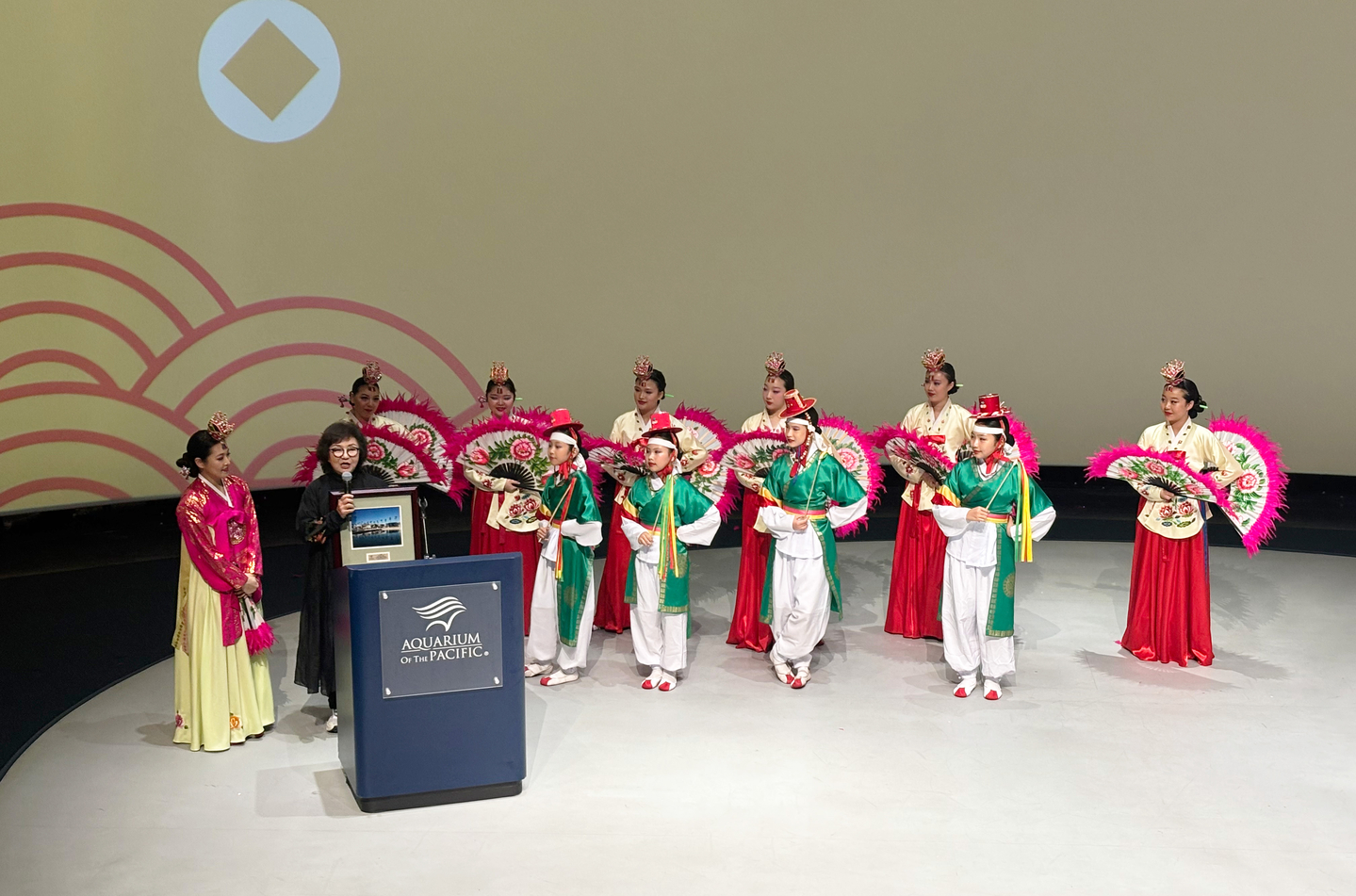 한국전통무용 교육과 보존에 앞장선 김응화 단장이 단원들과 소상 수감을 말하고 있다. [김응화 무용단 제공]