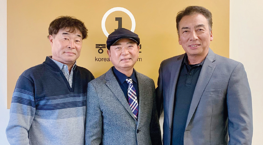 뉴욕한인수산인협회 관계자들이 연말 ‘수산인의 밤’ 행사와 장학생 선발을 홍보하기 위해 19일 뉴욕중앙일보를 방문했다. 왼쪽부터 김상훈 장학위원장, 유하청 회장, 황규삼 이사장.