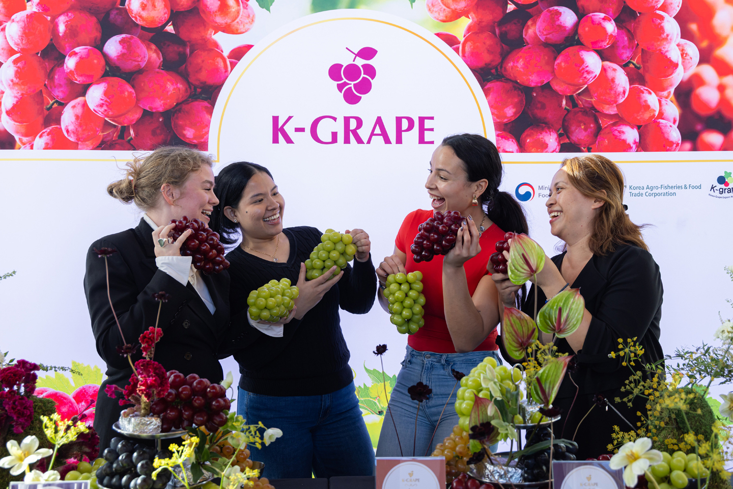 17일 맨해튼에서 열린 K-포도 론칭쇼에서 참석자들이 맛·향·색의 완벽조합인 한국산 신품종 포도에 탄성을 쏟아내고 있다. [사진 aT] 