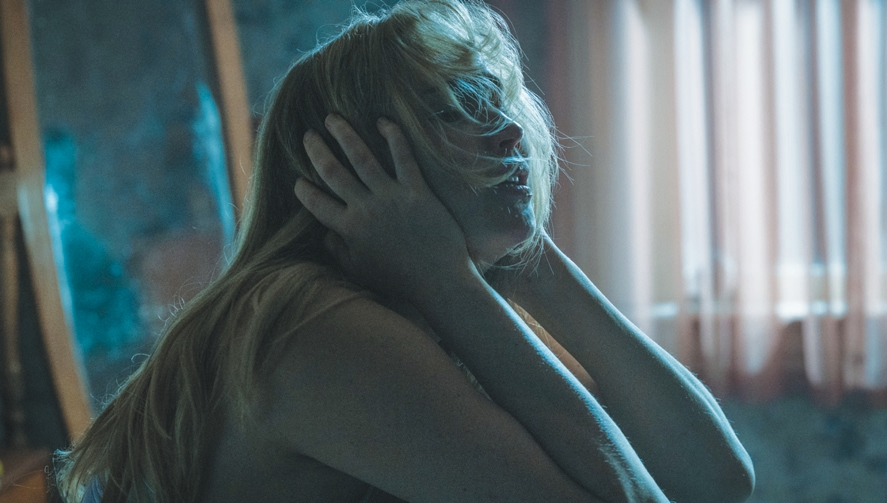 제니퍼 로렌스의 몰입도 높은 연기는 칸영화제 이후 꾸준히 오스카 여우주연상 후보로 거론됐다. 그녀의 슬프고 용감한 연기는 아마 올해 가장 빛나는 연기 중 하나로 기억될 것이다. [MUBI]