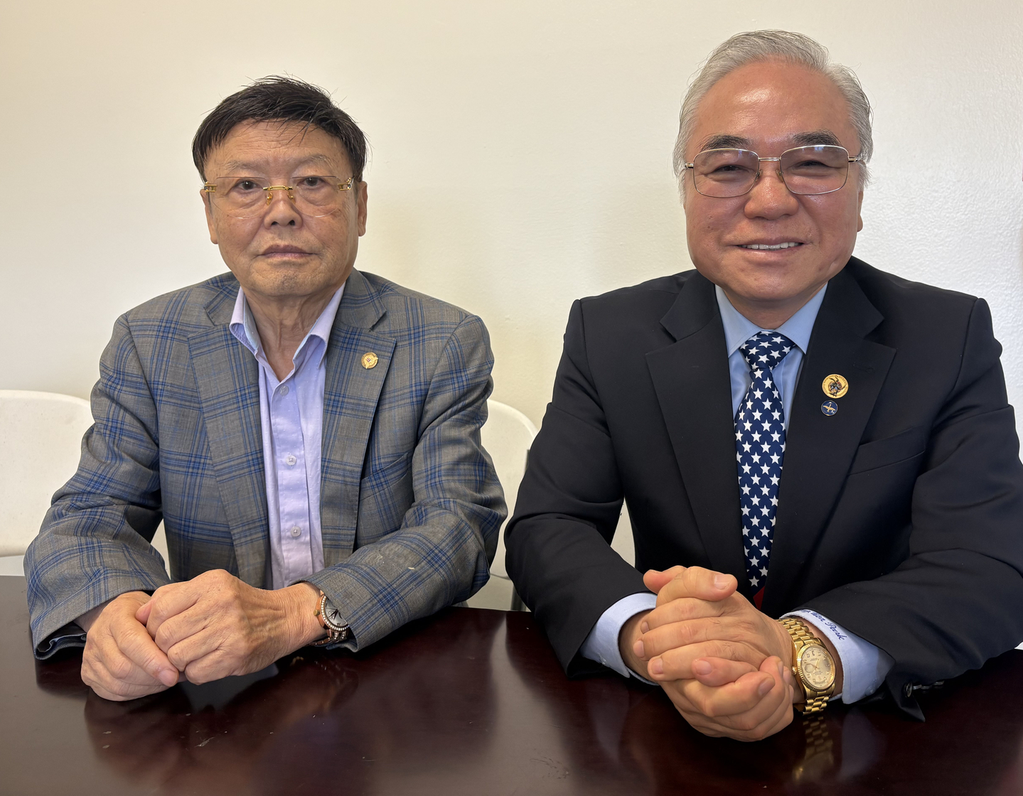 내달 한국계 미국시민협회 이사장으로 취임할 김도영(왼쪽) OC한미시민권자협회 이사장. 오른쪽은 김 이사장을 위촉한 박상원 회장.