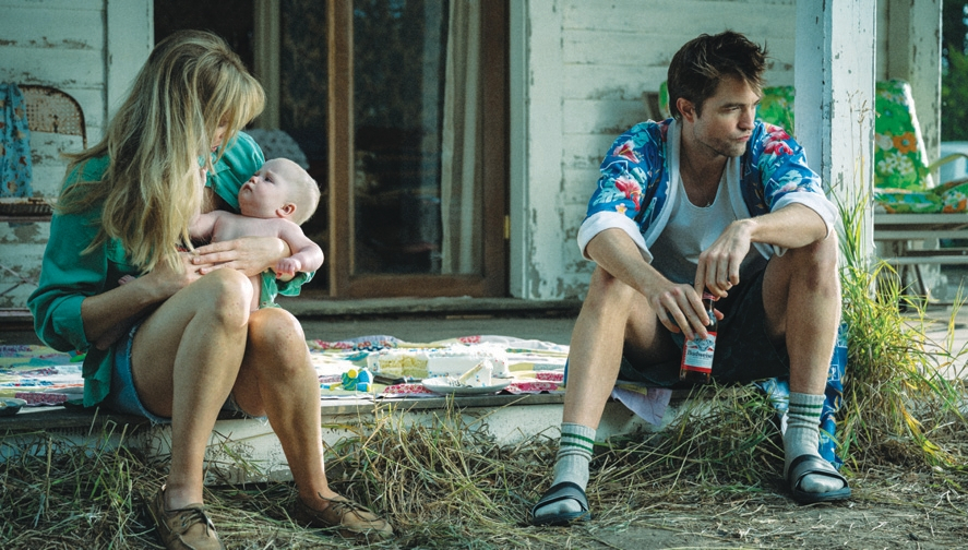 여성이 자기 자신으로 존재하기 위해 감내해야 하는 과정에 시적이면서도 잔혹한 폭력이 동원된다. 설명되지 않는 고통, 불편한 진실은 린 램지 감독 특유의 표현 방식이다. [MUBI]