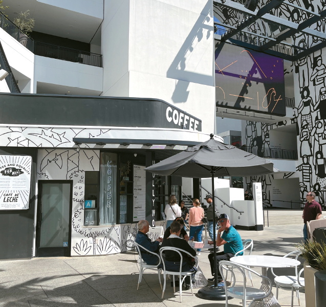 주상복합이나 아파트의 1층 상가 공간을 주택으로 전환하는 것이 주택난 해소의 방안으로 주목을 받고 있다.