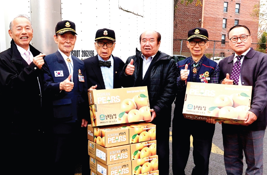 꿈나무장학회(회장 이영우)는 지난 18일 후러싱제일교회에서 제11회 꿈나무장학금 수여식 후원을 위해 늘푸른농장(대표 김종일)으로부터 배 도네이션을 전달받았다. 늘푸른농장은 장학금 수여식과 추수감사절을 맞아 대한민국6.25참전유공자회 뉴욕지회 및 미한국전참전용사회 롱아일랜드중앙회 등에 신선한 배를 기증했다. [꿈나무장학회]