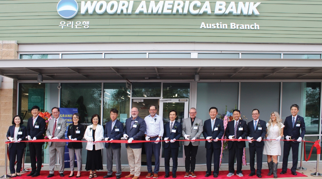 우리아메리카은행은 19일 미국으로 진출하는 한국 기업과 직원들을 지원하기 위해 IT·테크 산업의 중심지 텍사스주 오스틴에 한인은행 최초로 지점을 개설했다. 류형진 우리은행 글로벌그룹장, 이태훈 우리아메리카법인장, 이옥희 오스틴 한인회 회장, 마크듀발 오스틴 아시안상공회의소 회장, 에릭존슨 오스틴시 부시장, 데이브 포터 윌리암슨카운티 경제개발청 대표 등이 개점 행사에 참석했다.  [우리아메리카은행]
