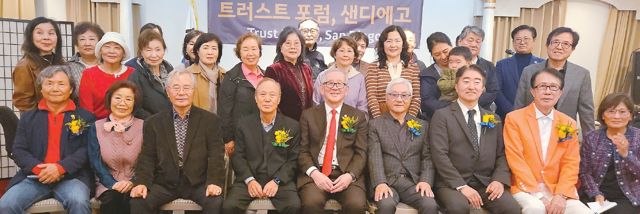 이승만건국대통령기념사업회의 트러스트 포럼 참가자들이 기념촬영을 했다. 사진 앞줄 왼쪽부터 백황기 이승만건국대통령기념사업회 SD 이사장, 한춘진 SD 무용협회 CEO, 한청일 SD노인회장, 김일진 한인회 상임고문, 문무일 이승만기념사업회 사무총장, 임천빈 한인회 명예회장, 김현철 변호사, 서수남 가수, 김정아 한인회 부회장, 맨 뒷줄 오른쪽 앤디 박 한인회장. [이승만건국대통령기념사업회 SD지회 제공]