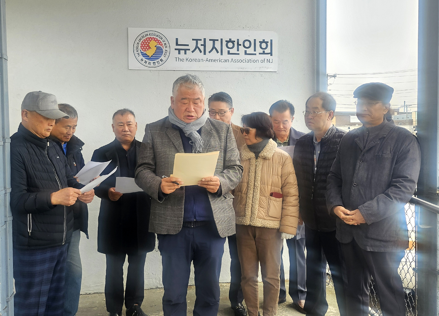  뉴저지대한체육회 박정렬 회장(가운데)과 팰리세이즈파크 원유봉 시의원, 뉴저지네일협회 손종만 회장, 뉴저지세탁협회 김상규 회장 등은 21일 '뉴저지한인회 정상화 촉구 모임'을 갖고 한인회장 선거 정상화를 위한 성명서를 발표하고 모아진 뜻을 뉴저지한인회에 전달했다. [뉴저지대한체육회]