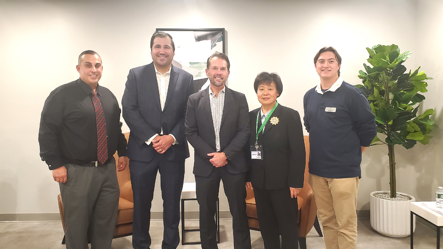 북부 뉴저지 알렌데일에 있는 '알렌데일 실버타운'은 20일 대니얼 실버 원장(왼쪽)과 김재은 한국프로그램 매니저(4번째) 등이 참석한 가운데 한인들을 위한 프로그램을 소개하는 '노후설계와 케어링 설명회'를 개최했다.