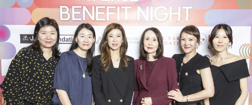 문화복지 비영리단체 이노비(대표 김재연·왼쪽 끝) 후원 기금 마련 행사가 지난 21일 맨해튼 리버사이드처치에서 열려 약 100여 명의 후원자들이 참석한 가운데 성공적으로 마무리됐다. 송주연 이사장(오른쪽 끝)의 인사말로 시작된 행사에서는 총 8명의 연주자들이 무대에 올라 큰 감동을 전했다. [이노비]