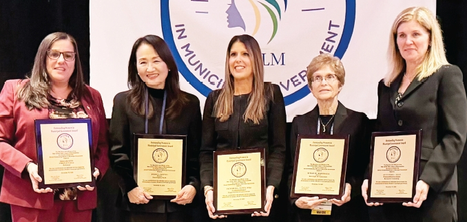 정준 뉴저지 해링턴파크 시장(왼쪽 두 번째)은 지난 18일부터 20일까지 애틀랜틱시티에서 열린 뉴저지 지방자치연합회 연례 회의에서 ‘뉴저지 지방자치 여성 지도자상’을 받았다. 그는 행정분야 전문 성과 뿐 아니라, 귀감이 되는 리더십과 멘토십을 보여준 공로를 인정받았다.  [해링턴파크시장실]