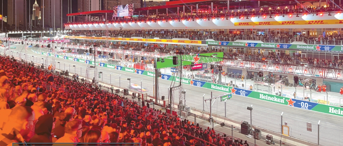 지난 20~22일 열린 '2025 F1 라스베이거스 그랑프리'에서 관중들이 서킷을 달리는 F1 차량을 보고 있다.  