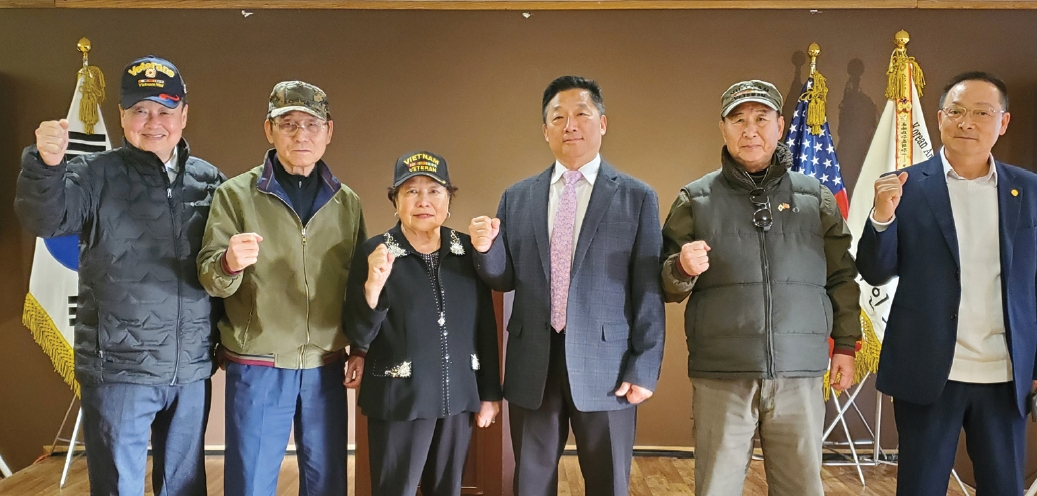 뉴욕베트남참전유공자전우회 그레이스 민 신임회장과 임원진은 지난 20일 당선 인사차 뉴욕한인회를 방문해 향후 협력 방안을 논의했다. 전우회는 지난 11일 총회에서 회원 42명 중 40명의 찬성으로 그레이스 민 회장을 제16대 회장으로 선출한 바 있다. 사진 오른쪽부터 권오봉 뉴욕한인회 차석부회장, 이명구 전우회 직전 회장, 이명석 회장, 그레이스 민 신임회장, 오문택 수석부회장, 손일구 홍보국장.  [뉴욕한인회]