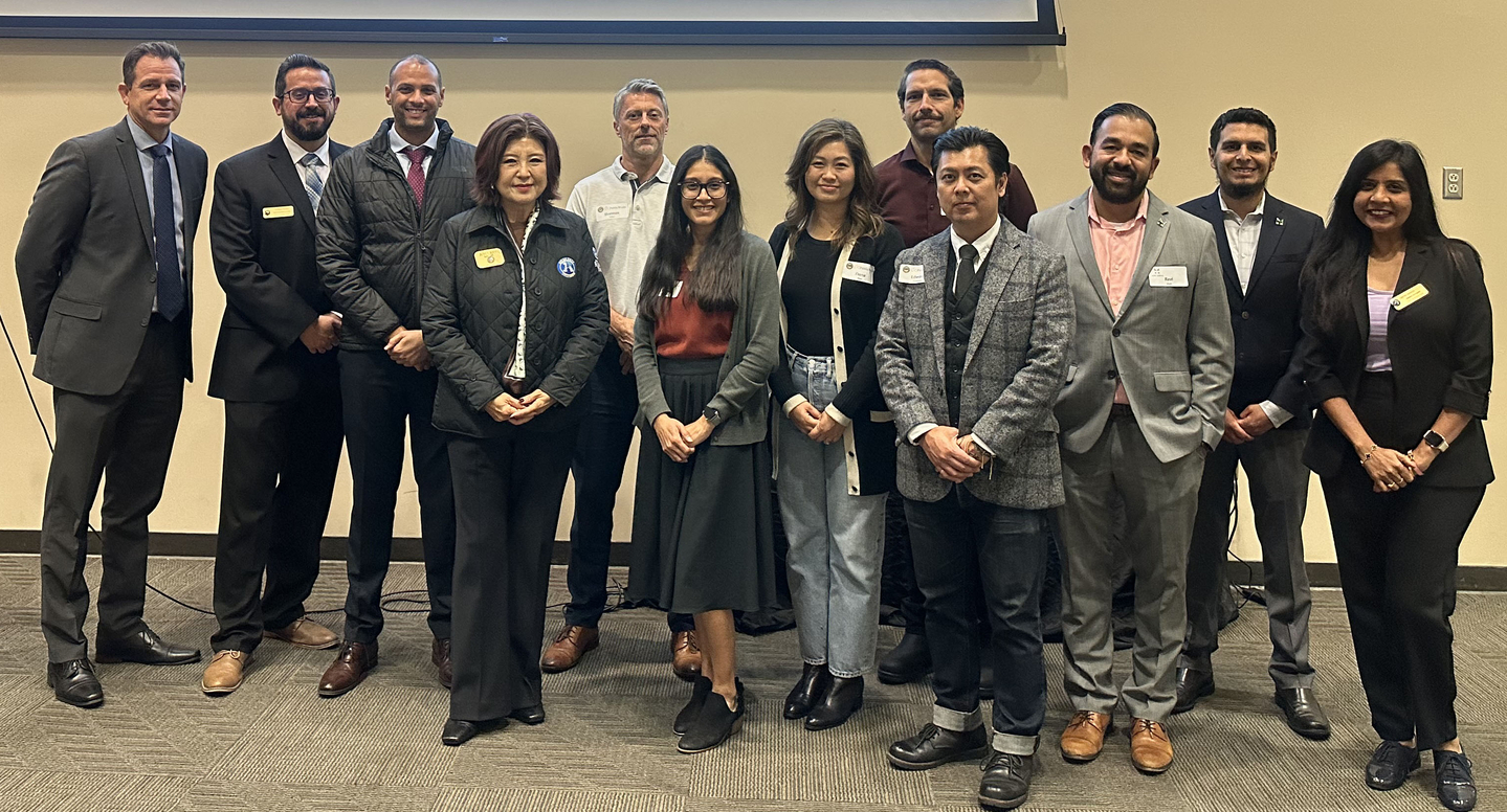 조이스 안(왼쪽에서 네 번째) 시장을 비롯한 부에나파크 시 관계자가 공청회를 마친 오렌지카운티 공공사업국 관계자들과 함께 자리했다. [부에나파크시 제공] 