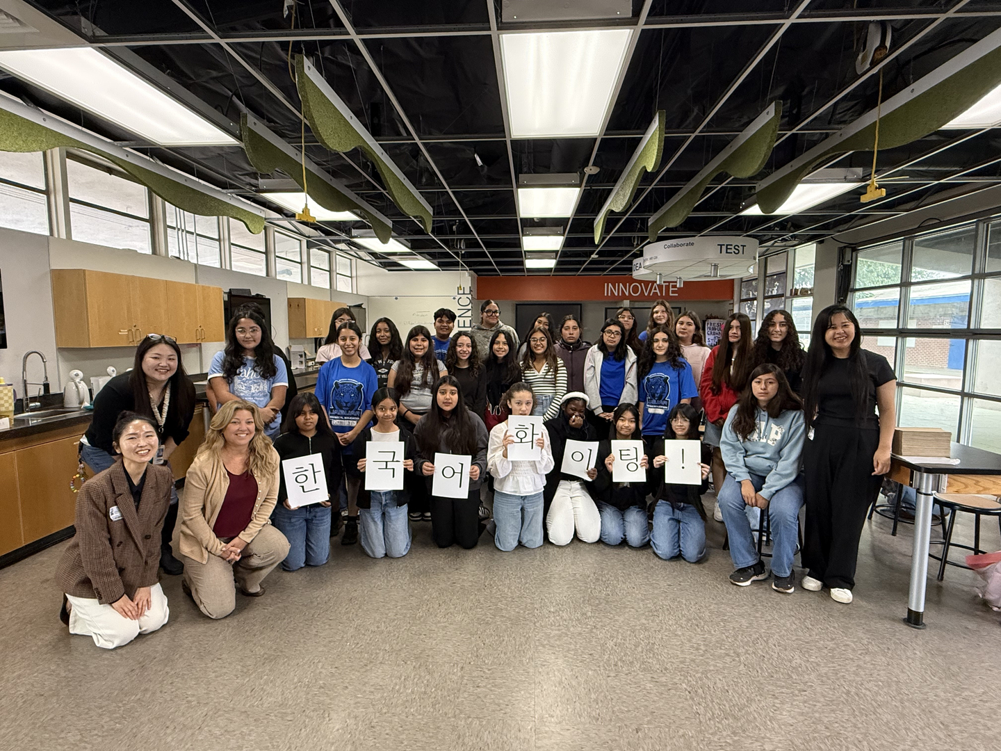 스팀 아카데미 버크 중학교 학생들이 지원금 전달에 감사의 뜻을 표하고있다. [LA한국교육원 제공]