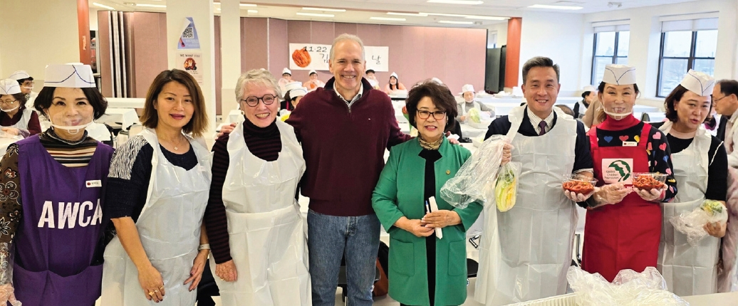 ‘제4회 뉴저지 김치의 날 행사’가 지난 22일 레오니아 고등학교에서 성황리에 열렸다. 이날 행사에는 엘렌 박 뉴저지주 하원의원, 윌리엄 지글러 레오니아 시장, 폴 김 팰리세이즈파크 시장, Healey Ellen 레오니아 Age-Friendly 위원장, 차영자 뉴저지한인상록회장, 제미경 AWCA 회장, 애나 리 기브챈스 회장, 애슐리 육 NJ GCF 대표 등 120여명이 참석해 김치 담그기 체험을 했다.  [뉴저지한인상록회]