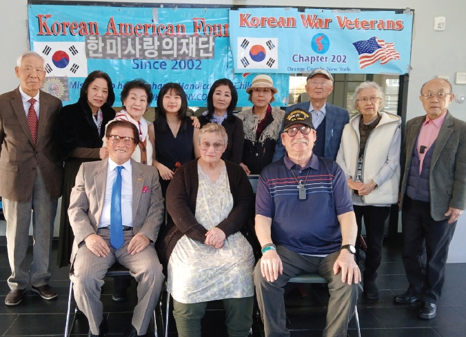 한미사랑의재단(총재 이호제)은 지난 22일 뉴저지 잉글우드클리프 마당 식당에서 송년모임을 열고 시 낭송과 음악 공연, 노래 발표 등으로 한해를 마무리했다. 행사에는 한국전 참전용사 마이클 아멜료를 비롯해 지역 원로들과 회원들이 참석해 교류의 시간을 가졌다.  [한미사랑의재단]