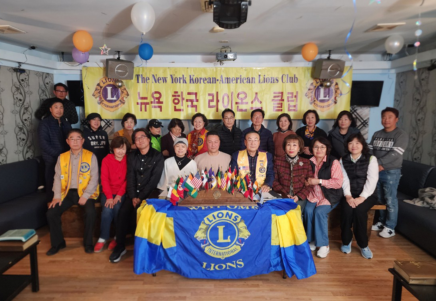 뉴욕한국라이온스클럽은 지난 20일 열린공간에서 11월 정기월례회를 개최하고 오는 12월 22일(월) 디모스 연회장에서 뉴욕한인합창단과 공동으로 송년의 밤 행사를 개최하기로 의결했다. 또 ▶2015 특별상: 김은화 ▶2025 베스트 라이온: 백진욱 청년부회장(남자)·이천숙(여자)을 선정했다. [뉴욕한국라이온스클럽]