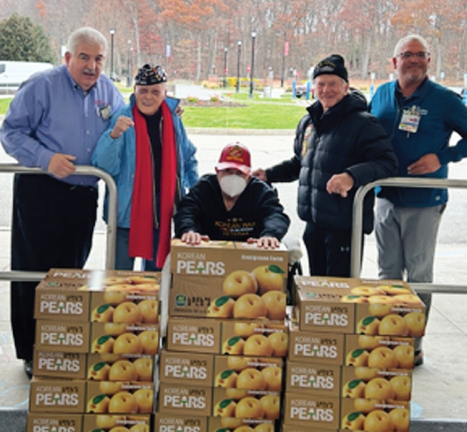 지난 21일 롱아일랜드 스토니브룩 미 참전용사 요양병원에서 하세종 뉴욕주 미한국전참전용사회(KWVA) 총협 수석부회장, 살 스칼라토 총회장 등이 늘푸른농장(대표 김종일)에서 기증한 한국 배를 전달받았다. 요양원에는 약 90명의 한국전 참전용사들이 거주하고 있다.  [늘푸른농장]