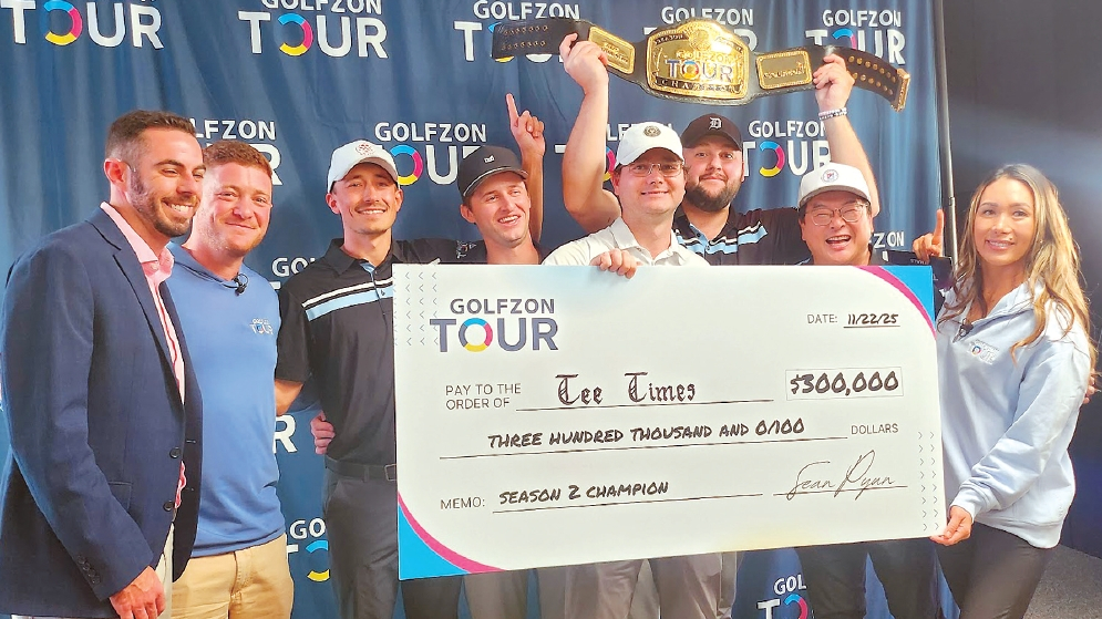 한국 스크린골프 기업인 ‘골프존’이 어바인에서 지난 22일 개최한 골프존 투어 최종 라운딩에서 미시간 출신팀 ‘티타임’이 우승해 30만 달러의 상금을 차지했다. 선수들이 우승 벨트와 상금을 들고 투어 관계자들의 축하를 받고 있다.