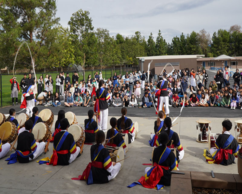  축제장을 방문한 주민이 풍물 공연을 감상하고 있다. [KAWS 제공]