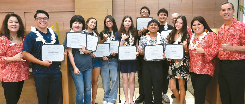 뱅크오브호프 관계자들이 하와이 지역 학생들에게 장학금을 제공하고 기념사진을 촬영했다. [뱅크오브호프 제공]