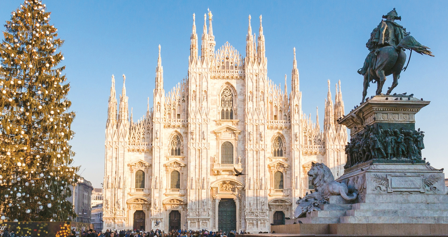 크리스마스 시즌, 밀라노 두오모 광장에는 거대한 트리가 세워지며 축제 분위기를 가장 먼저 전해준다.