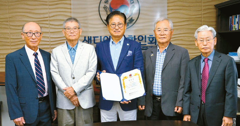 문화축제 및 제37대 한인회 출범식이 오는 12월 13일 미션밸리 힐튼호텔에서 열린다. 사진은 지난 10월 20일 앤디 박한인회장의 연임이 확정된 후 선관위원들과 앤디 박(가운데) 한인회장이 기념촬영을 한 모습.