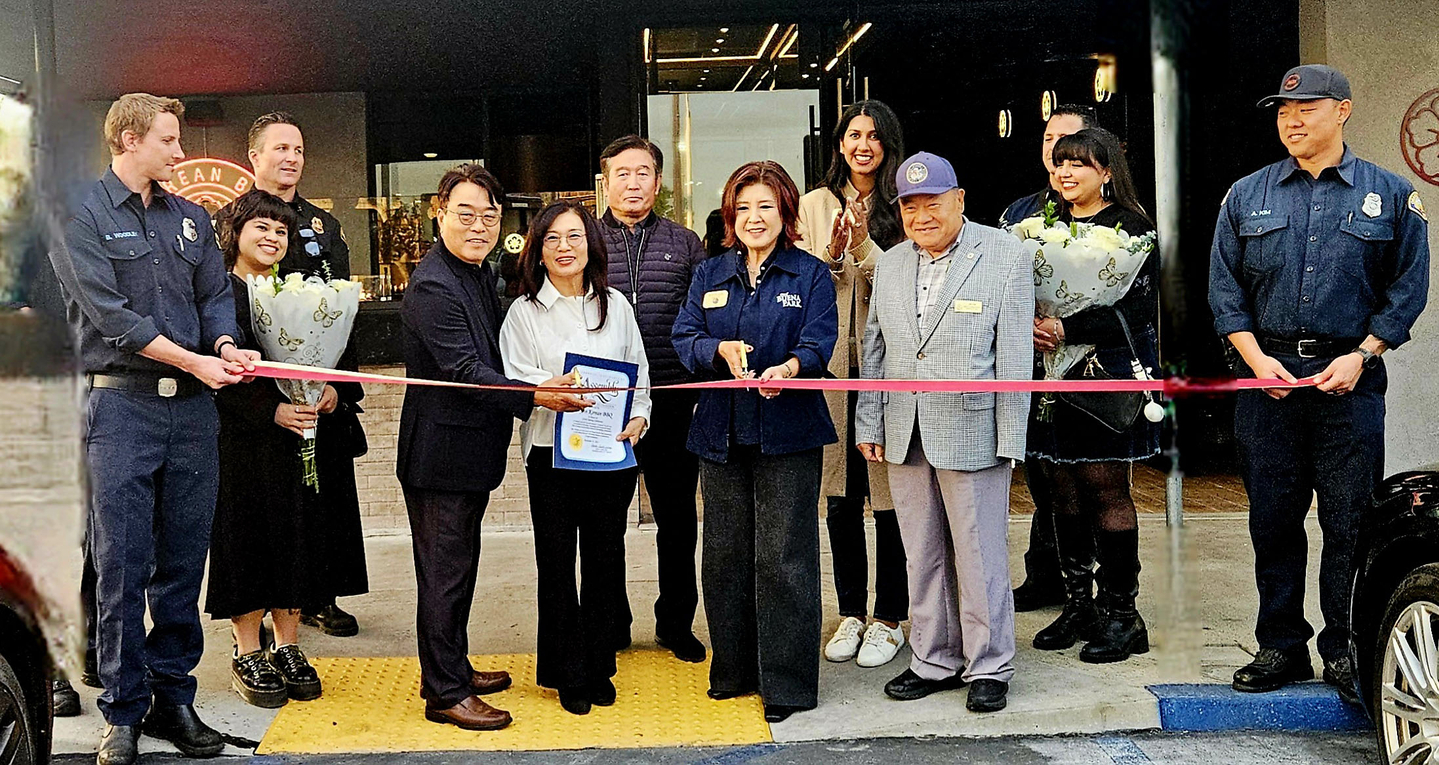 부에나파크의 비치와 맬번 길 사이에 윈(WYN) 코리안 바비큐(대표 제드 양)가 문을 열었다. 이 식당(5471 Beach Blvd, 714-752-6006)은 옛 새마을 식당 자리에 들어섰다. 지난달 22일 열린 오프닝 행사에서 조이스 안(앞줄 왼쪽에서 네 번째) 시장, 박동우(안 시장 오른쪽) 섀런 쿼크-실바 가주하원의원 보좌관이 제드 양(앞줄 왼쪽 두 번째부터) 대표, 헬렌 임씨 부부와 함께 테이프 커팅을 하고 있다.  [폴 최씨 제공]