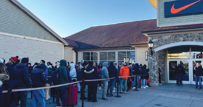 블랙프라이데이 세일이 시작되면서 많은 고객들이 뉴욕 우드버리커먼프리미엄아울렛을 찾았다. 블랙프라이데이 당일인 지난달 28일 우드버리아울렛 나이키 매장 앞에 줄을 선 고객들.  [로이터]