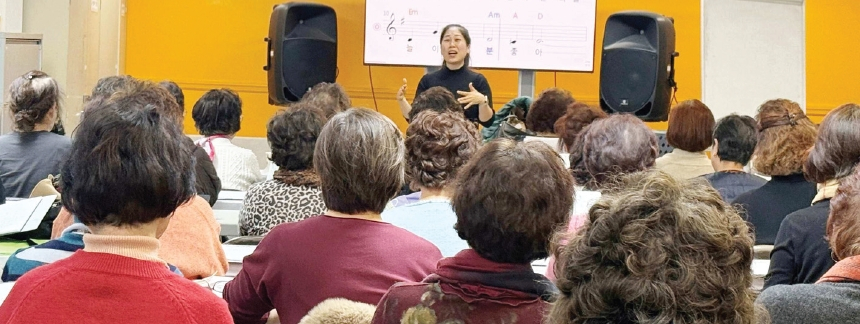 문화복지 비영리단체 이노비(대표 김재연)는 맨해튼과 코로나에서 큰 호응을 얻은 뮤직에듀케이션 프로그램을 KCS 플러싱 경로회관(관장 헬렌 안)으로 확대해 시니어 합창 교실을 열었다. 지난 1일 첫 수업에서 전예원 디렉터의 지도 아래 40여 명의 한인 어르신들이 음악을 배우고 있다. 이 수업은 매주 월요일 오후 1시에 열린다. [이노비]