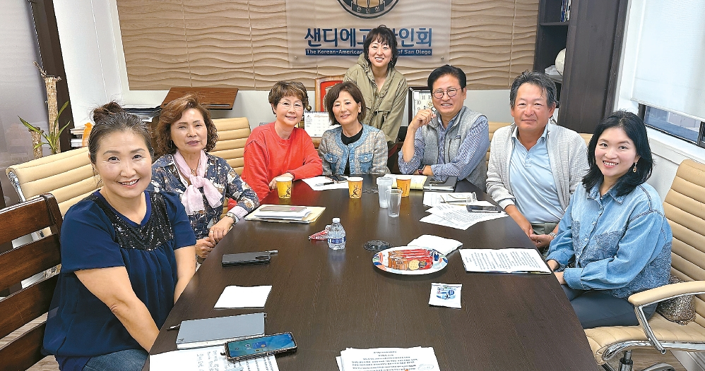 샌디에이고한인회 임원회의가 열렸다. 사진 왼쪽부터 헬렌 오.김영옥.모경진 이사, 김정아 부회장, 한희정 이사, 앤디 박 회장, 댄 윤 부회장, 여근하 이사. [한인회 제공]