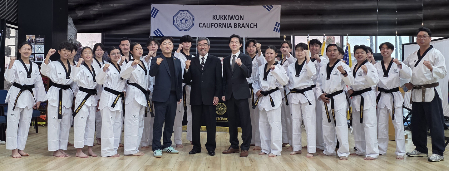 국기원 가주 지부 시범단 창단식 참석자들이 한자리에 모였다. 앞줄 가운데 도복을 입지 않은 이 중 왼쪽부터 차례로 김진섭 사무총장, 신용섭 지부장, 석진유 이사. [가주 지부 제공]