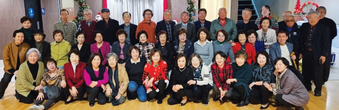 작년 송년 모임에서 촬영한 동문들의 단체 사진. [동문회 제공]