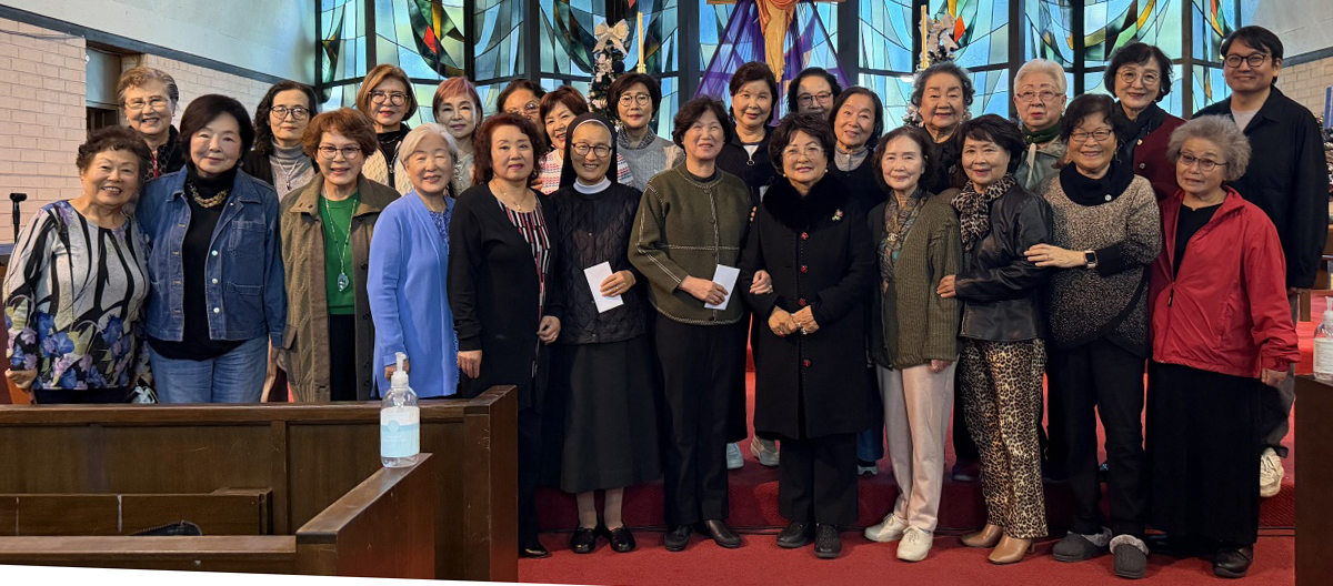 김경자(앞줄 오른쪽에서 다섯 번째) 단장을 비롯한 아리랑합창단 단원들이 성공회 가든그로브 교회에서 선교, 불우이웃 돕기 기금을 전달하며 흐뭇해하고 있다. [아리랑합창단 제공] 